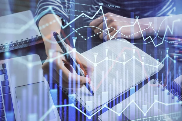 Cuadro financiero dibujado sobre las manos tomando notas de fondo. Concepto de investigación. Doble exposición —  Fotos de Stock