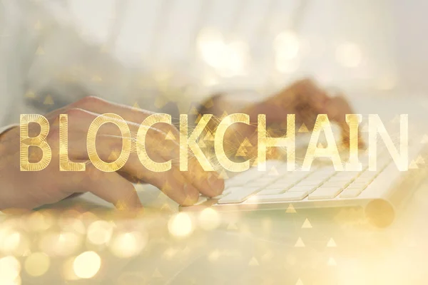 Blockchain тема Hud с бизнесменом, работающим на компьютере на заднем плане. Концепция криптоцепи. Мультиэкспозиция. — стоковое фото