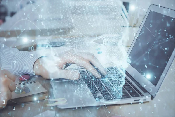 Hombre escribiendo en el fondo del teclado con holograma cerebral. Concepto de big data. Doble exposición. — Foto de Stock