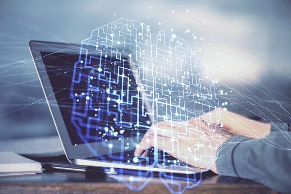 Hombre escribiendo en el fondo del teclado con holograma cerebral. Concepto de big data. Doble exposición. —  Fotos de Stock