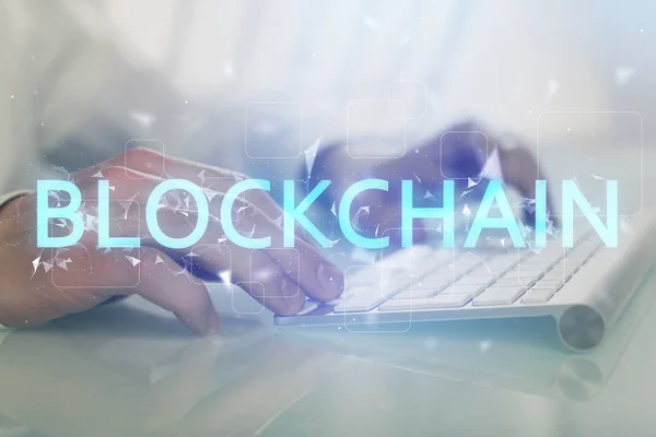 Blockchain θέμα hud με επιχειρηματία που εργάζονται στον υπολογιστή στο παρασκήνιο. Έννοια της κρυπτογραφικής αλυσίδας. Πολλαπλή έκθεση. — Φωτογραφία Αρχείου