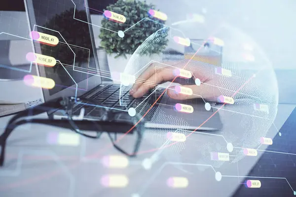 Arka planda bilgisayarla çalışan bir adamla dünya haritası hologramına çift pozlama. Dünya çapında ağ kavramı.