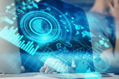 Arka planda dizüstü bilgisayar üzerinde çalışan işadamı çift pozlama. Önde uluslararası iş hologramı. Başarı kavramı.