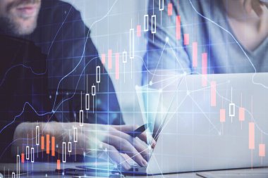 Arka planda ofiste bilgisayarda işadamı yazarak Forex grafiği. Analiz kavramı. Çift Pozlama.