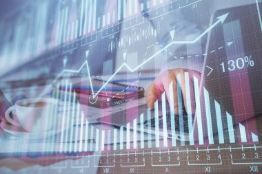 Arka planda ofiste bilgisayarda çalışan işadamı ile Forex grafiği. Sert çalışma kavramı. Çoklu pozlama.