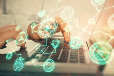 Sosyal ağ temalı hologramda iş adamı arka planda bilgisayar üzerinde çalışıyor. Dünya çapında ağ kavramı. Çift pozlama.