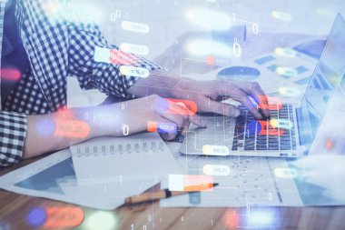 Teknoloji temalı dizüstü bilgisayarla çalışan bir iş adamı. Büyük veri kavramı. Çift pozlama.