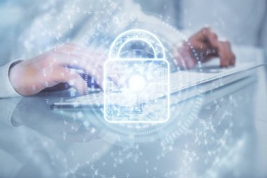 Arka planda bilgisayarda çalışan bir adamla birden fazla kilit simgesine maruz kalma. Ağ koruma kavramı.