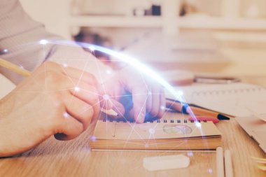 Adamın elleri notlar arka plan ile çalışıyor. Sosyal ağ düzeni . Karışık ortam