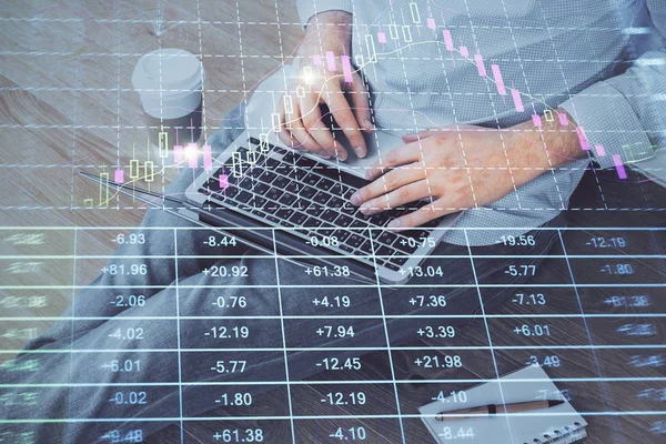 Forex-Graph mit Geschäftsmann, der am Computer im Büro im Hintergrund arbeitet. Konzept der Analyse. Doppelbelastung. — Stockfoto