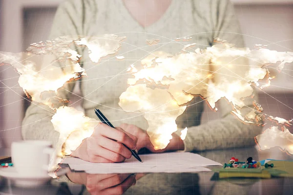 Hologramme d'affaires internationales sur les mains de la femme prenant des notes de fond. Concept de succès. Double exposition — Photo