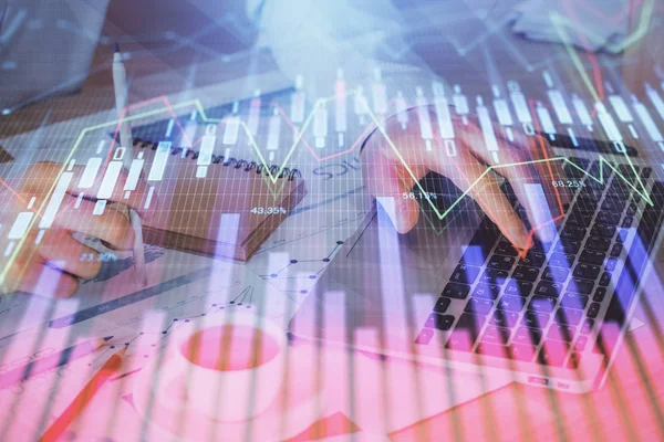 Gráfico de Forex con hombre de negocios que trabaja en la computadora en la oficina en segundo plano. Concepto de trabajador. Doble exposición . — Foto de Stock