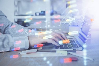 Teknoloji temalı dizüstü bilgisayarla çalışan bir iş adamı. Büyük veri kavramı. Çift pozlama.