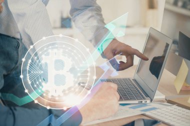 Şifreli para birimi temalı hologram ve iş adamı arka planda bilgisayar üzerinde çalışıyor. Engelleme zinciri kavramı. Çoklu pozlama.