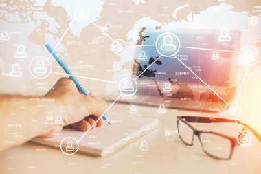 Arka planda notlarla çalışan adamlar. Sosyal ağ oluşturma kavramı.