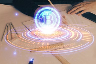 Arka planda notlarla çalışan adamlar. Kripto para ve finans kavramı.