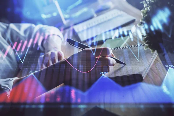 Finansal Forex çizelgeleri kadınların el notları arka plan alarak görüntülenir. Araştırma kavramı. Çift Pozlama