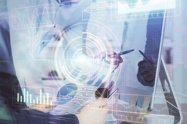 Bilgisayar geçmişi üzerinde çalışan bir adamla çok sayıda teknolojik çizime maruz kalmış. Yenilik kavramı.