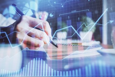 Finansal Forex çizelgeleri kadınların el notları arka plan alarak görüntülenir. Araştırma kavramı. Çift Pozlama