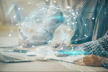 Sosyal ağ temalı hologramda iş adamı arka planda bilgisayar üzerinde çalışıyor. Dünya çapında ağ kavramı. Çift pozlama.