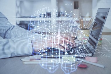 Adam klavyede beyin hologramıyla yazı yazıyor. Büyük Data kavramı. Çift pozlama.