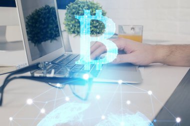 Şifreli para birimi temalı hologram ve iş adamı arka planda bilgisayar üzerinde çalışıyor. Engelleme zinciri kavramı. Çoklu pozlama.