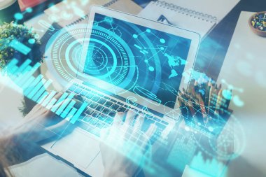 Arka planda dizüstü bilgisayar üzerinde çalışan işadamı çift pozlama. Önde uluslararası iş hologramı. Başarı kavramı.