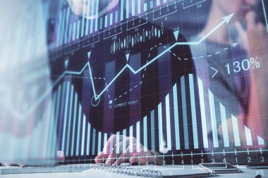 Arka planda ofiste bilgisayarda çalışan işadamı ile Forex grafiği. Analiz kavramı. Çift Pozlama.