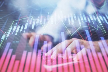 Arka planda ofiste bilgisayarda işadamı yazarak Forex grafiği. Analiz kavramı. Çift Pozlama.