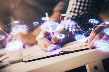 Arka planda notlarla çalışan adamlar. Sosyal ağ oluşturma kavramı.