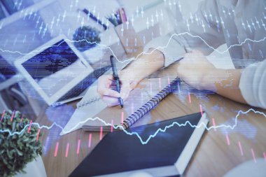 Finansal grafik WOMANS el notları arka plan alarak görüntülenir. Araştırma kavramı. Çift Pozlama