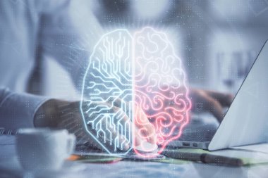 Adam klavyede beyin hologramıyla yazı yazıyor. Büyük Veri Kavramı.