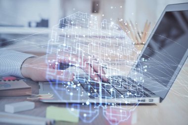 Adam klavyede beyin hologramıyla yazı yazıyor. Büyük Data kavramı. Çift pozlama.