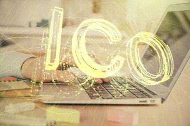 Arka planda bilgisayar üzerinde çalışan bir iş adamıyla engelleme temalı Hud. Kripto zinciri kavramı. Çift pozlama.