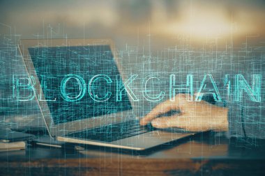 Arka planda bilgisayar üzerinde çalışan bir iş adamıyla engelleme temalı Hud. Kripto zinciri kavramı. Çift pozlama.