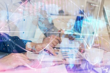 Arka planda dizüstü bilgisayar üzerinde çalışan işadamı çift pozlama. Önde uluslararası iş hologramı. Başarı kavramı.