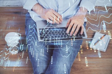 Arka planda ofiste bilgisayarda çalışan işadamı ile Forex grafiği. Sert çalışma kavramı. Çift Pozlama.