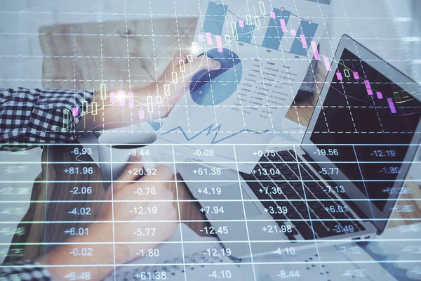 Arka planda ofiste bilgisayarda çalışan işadamı ile Forex grafiği. Sert çalışma kavramı. Closeup. Çoklu pozlama.