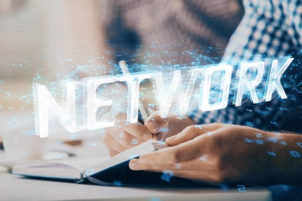 Yazan adam elleri teknoloji simgeleriyle donatır.