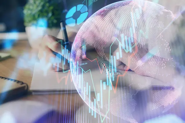 Gráfico de divisas financieras que se muestran en las manos tomando notas de fondo. Concepto de investigación. Exposición múltiple —  Fotos de Stock