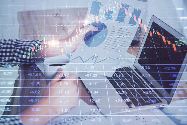 Arka planda dizüstü bilgisayar üzerinde çalışan işadamı ile Forex grafiği. Sert çalışma kavramı. Çoklu pozlama.