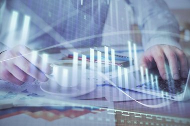 Arka planda ofiste bilgisayarda çalışan işadamı ile Forex grafiği. Sert çalışma kavramı. Çift Pozlama.