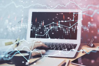 Arka planda ofiste bilgisayarda çalışan işadamı ile Forex grafiği. Sert çalışma kavramı. Çift Pozlama.