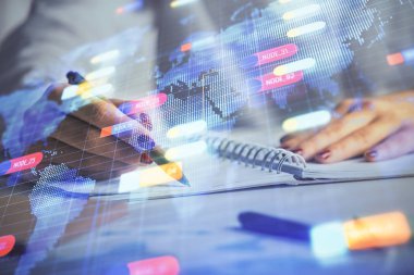 Arkaplana veri teknolojisi hologramıyla el yazıları yazan kadınların çoklu pozları. Yenilik kavramı.