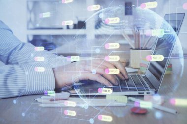 Teknoloji temalı dizüstü bilgisayarla çalışan bir iş adamı. Büyük veri kavramı. Çift pozlama.