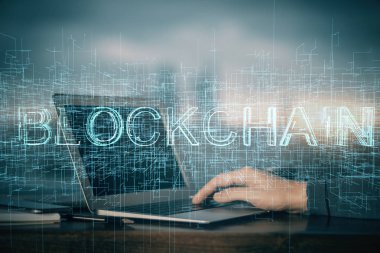 Arka planda bilgisayar üzerinde çalışan bir iş adamıyla engelleme temalı Hud. Kripto zinciri kavramı. Çift pozlama.