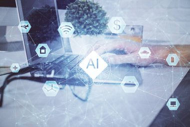 Bilgisayar geçmişi üzerinde çalışan bir adamla çok sayıda teknolojik çizime maruz kalmış. Yenilik kavramı.