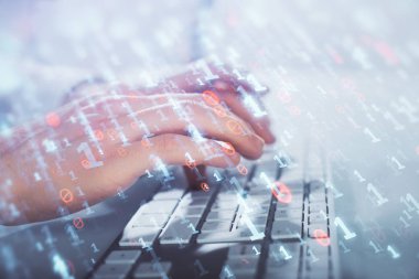 Bilgisayar geçmişi üzerinde çalışan bir adamla çok sayıda teknolojik çizime maruz kalmış. Yenilik kavramı.