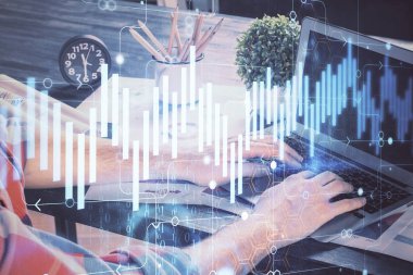 Arka planda ofiste bilgisayarda işadamı yazarak stok grafik çift pozlama. Zor iş kavramı.