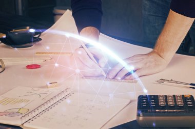 Arka planda notlarla çalışan adamlar. Sosyal ağ şeması. Karışık ortam